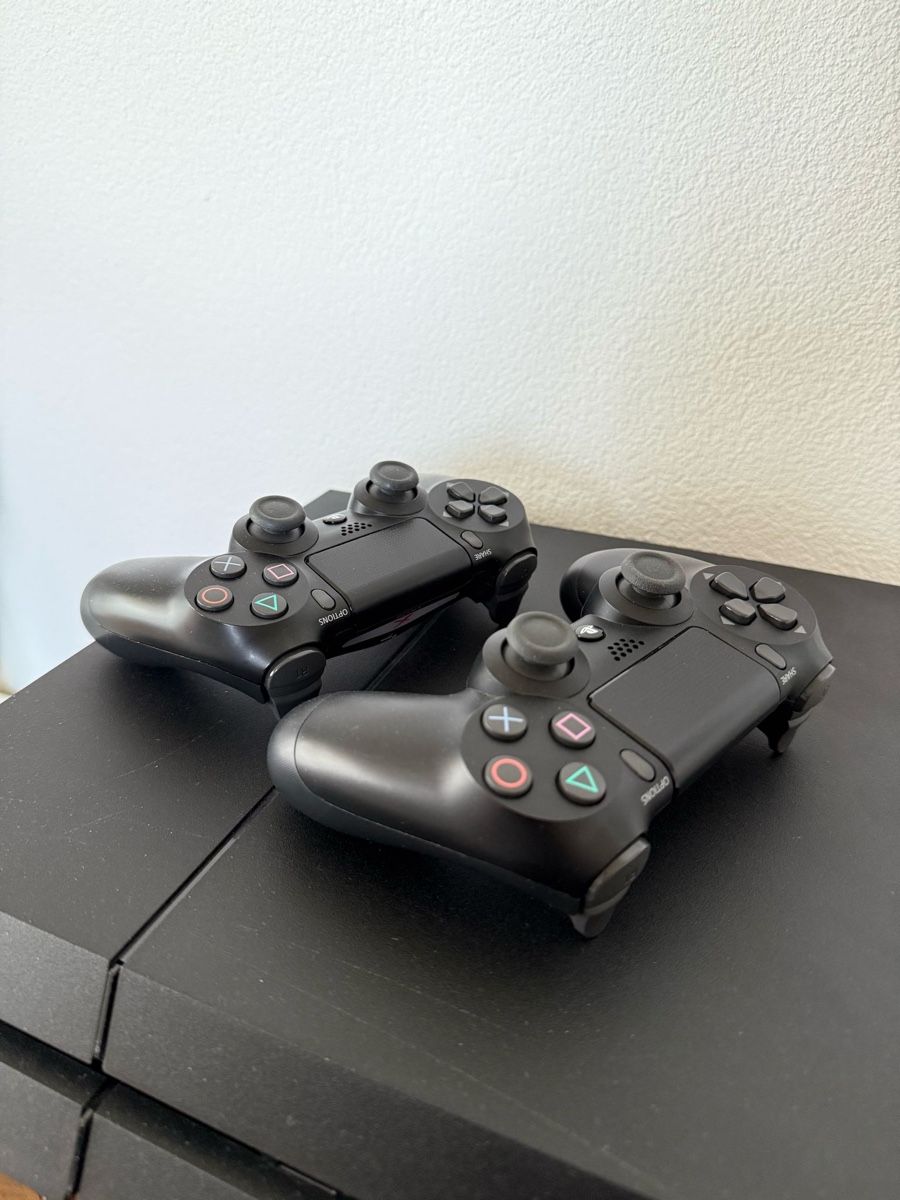 Sony Console: PS4 Slim mit 2 Controller + 4 Spiele - Top! – Usato da Oberburg venduto da __no__ah