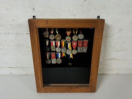 Medaillenkasten mit Abzeichen Schaukasten Kranzabzeichen