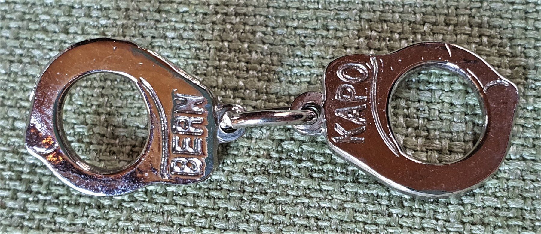 Placchette & Badge: E257  Pin Handschellen KAPO Bern Polizei – Usato da Reinach BL venduto da Boston-Verkauf