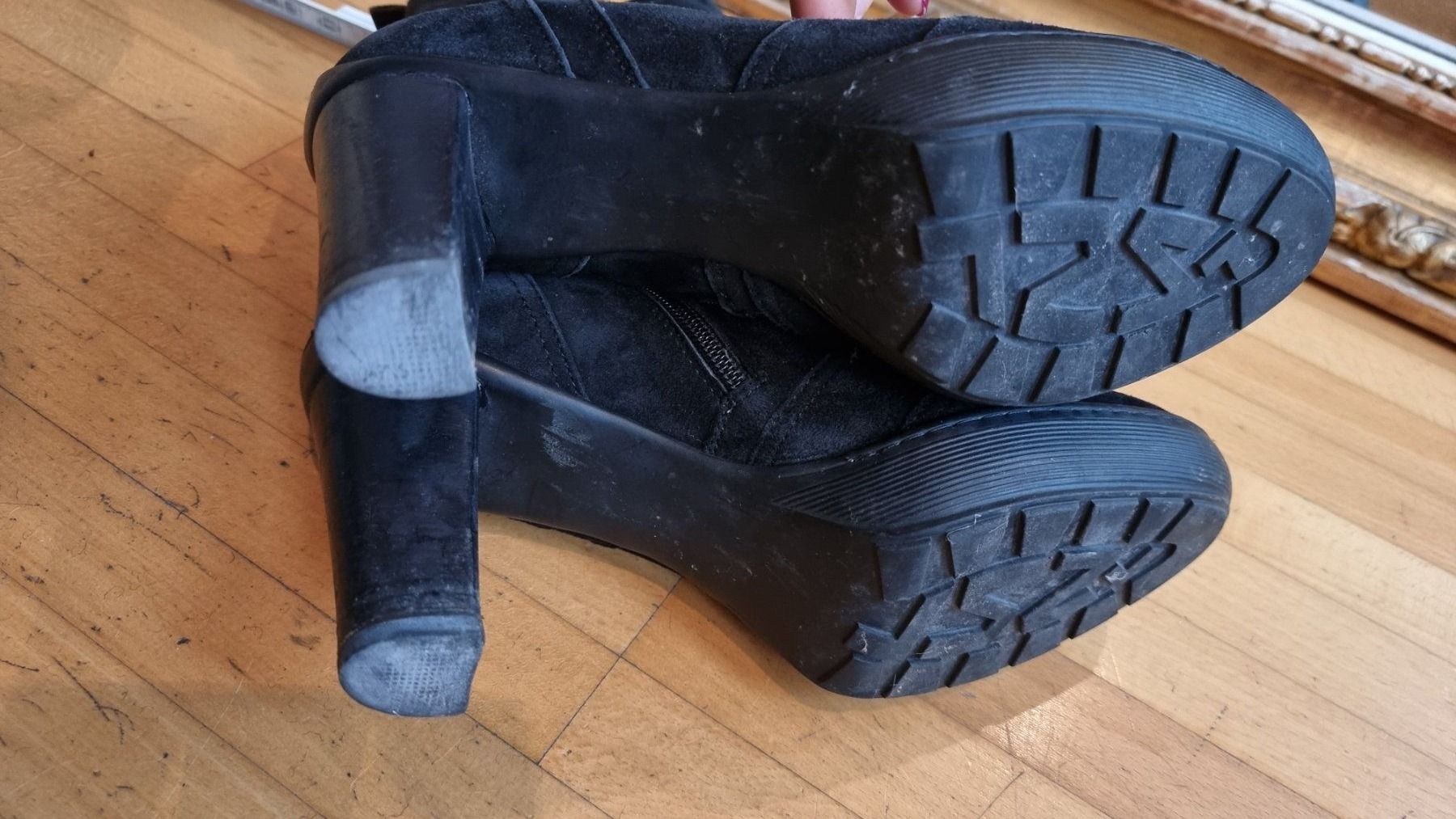 Scarpe da donna: TriverFlight Stiefelette, schwarz, fast neu, Absatz, Gr.39 – Nuovo (secondo la descrizione) da Basel venduto da abalou98_secondhand 3