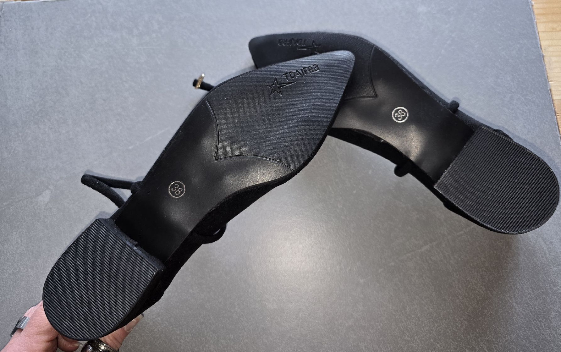 Scarpe da donna: Schwarze Riemchen Ballerinas Gr. 38 TDAJFRA – Nuovo e nell'imballaggio originale da Heiden venduto da Rotti44 1
