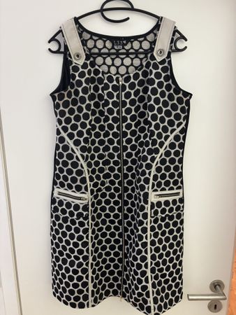 Robe d'été noir et blanc à pois