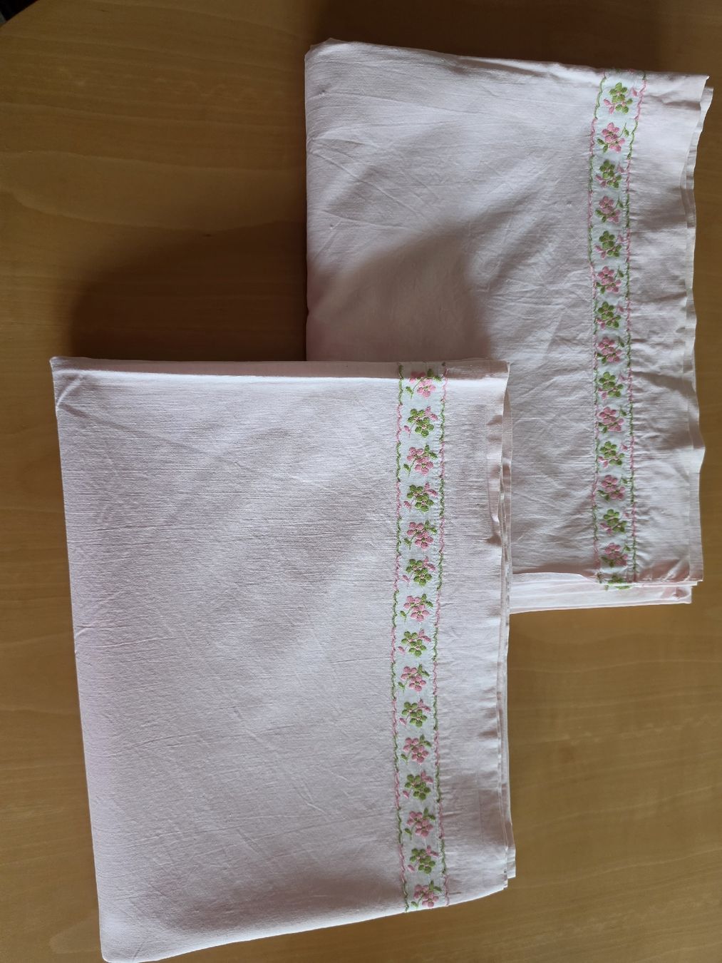 Bettwäsche: Zwei oberleintuch rosa mit Blumenbordüre – Gebraucht aus Uetendorf von .Eidgenosse.
