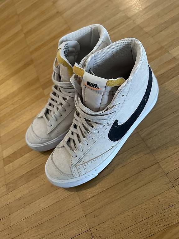 Herrenschuhe: Selten Getragene Nike Sneakers – Gebraucht aus Stans von go__hh9x