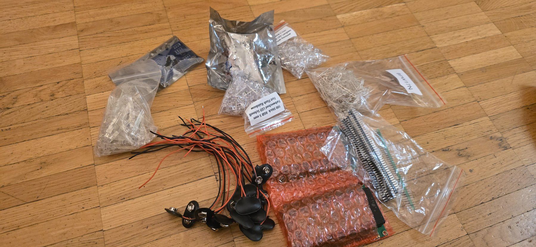 Componenti elettronici: Elektronik Bastelset: LEDs, LCD Module, Kabel, Pins, uvm. 4 – Nuovo e nell'imballaggio originale da Geroldswil venduto da Mveit