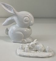 Lot de deux lapins en porcelaine blanche