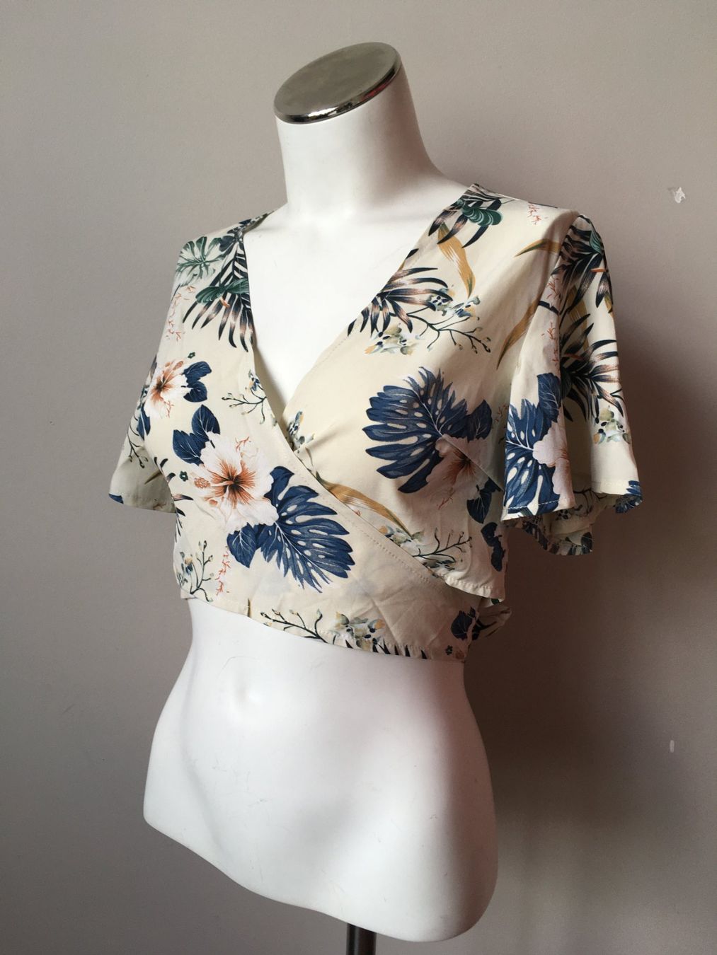 Shein Top: Crop top à fleurs beige - S/36 – Usato da Troinex venduto da Irisglo