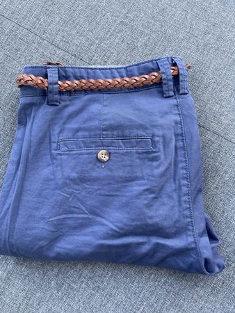 Blaue Damen Shorts mit geflochtenem Guertel Sommer