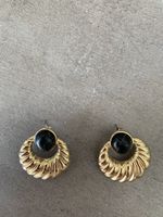 Boucles d’oreilles dorées et perles noires