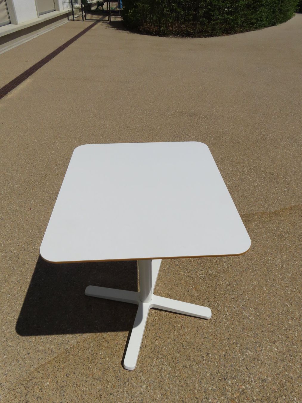 Ikea Tables: Ikea Billsta Tisch  weiss – D'occasion à Reinach BL par WBZ-Flohmarkt