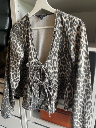 Damen Jeans Bluse Leo-Muster Grösse S sehr guter Zustand