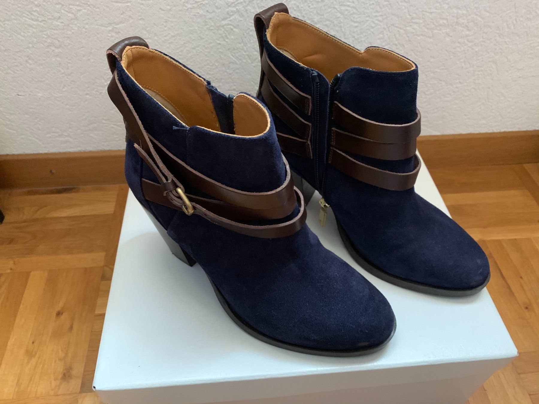 Scarpe da donna: Bottines bleu marine en daim avec boucles 39 – Usato da Penthalaz venduto da pponti