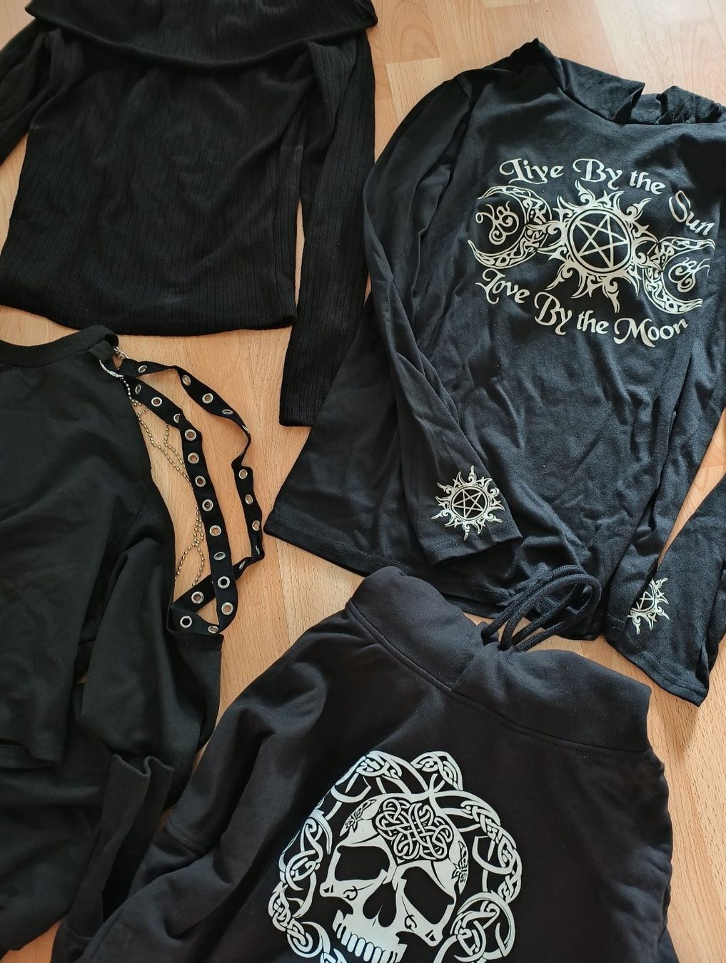 Maglioni & Felpe: 6 Gothic Anime Pullover grösse S – Usato da Pfäffikon SZ venduto da Elendir