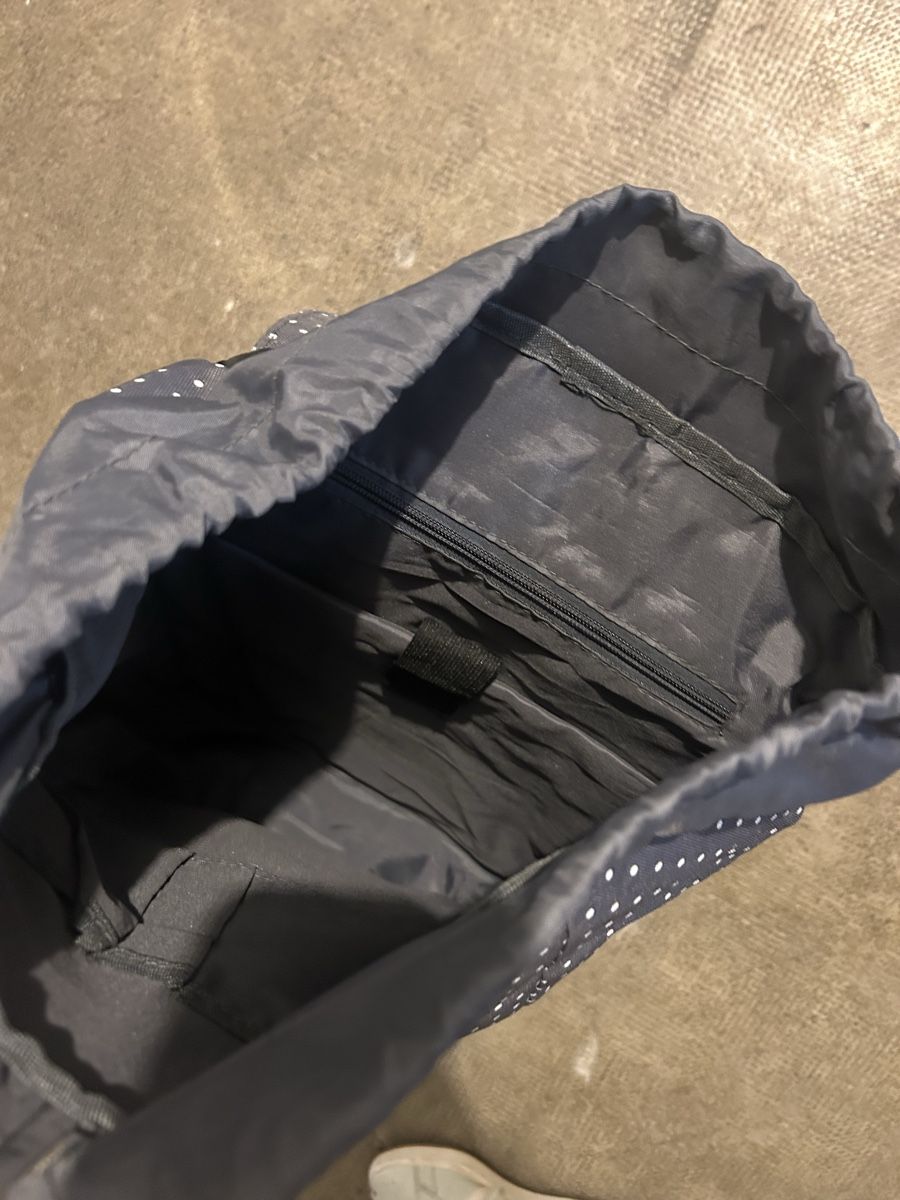 Zaini: Sac à dos gris à pois blancs – Nuovo (secondo la descrizione) da St-Prex venduto da mar_f6t6 2