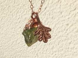 Roségoldene Halskette mit grünem Saphir und Eichenblatt