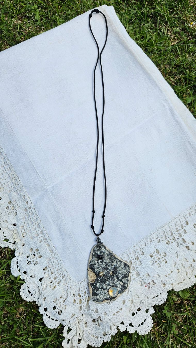 Catenine: Collana artigianale con ciondolo sasso e strass – Usato da Melano venduto da H-Sara