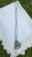 Collana artigianale con ciondolo sasso e strass