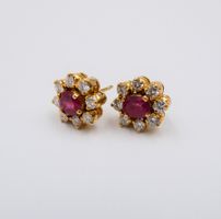 RUBIN OHRSCHMUCK MIT DIAMANTENKRANZ IN 750 GELBGOLD