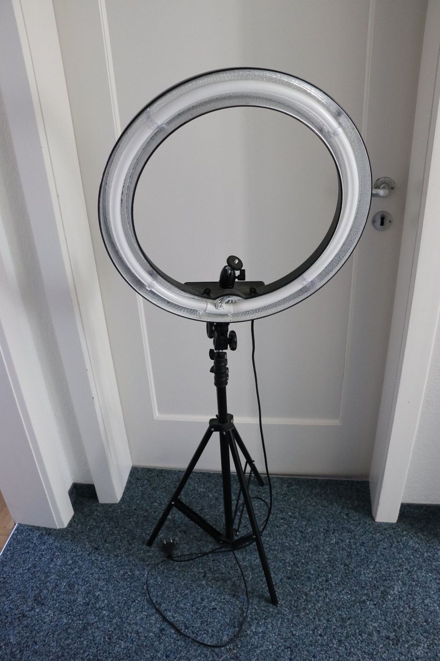Lampade: Original NEEWER Ringlampe mit Dreibeinstativ – Usato da Wattwil venduto da Yakana