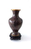 Alte chinesische Cloisonné Vase auf geschnitztem Holzständer