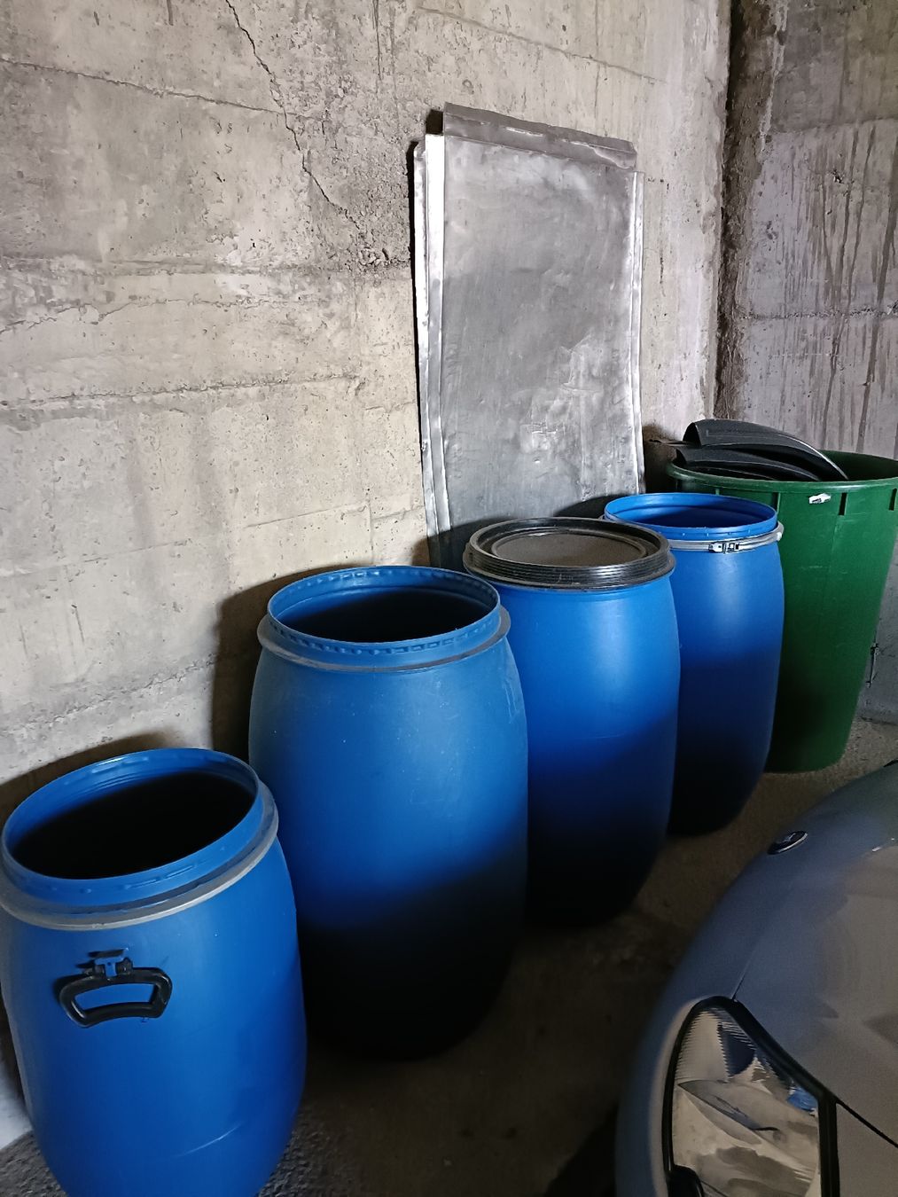 Sonstige Gartendekorationen: Fûts bleus 4 pièces bon état – Gebraucht aus Plan-les-Ouates von Bruni010
