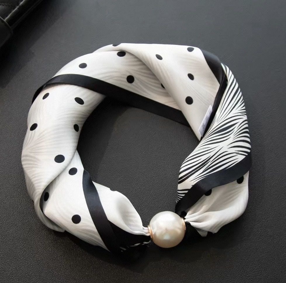 Foulard & Sciarpe: Chic 100%Silk Scarf with magnet Pearl new with gift pack – Nuovo e nell'imballaggio originale da Basel venduto da 550_ckp6