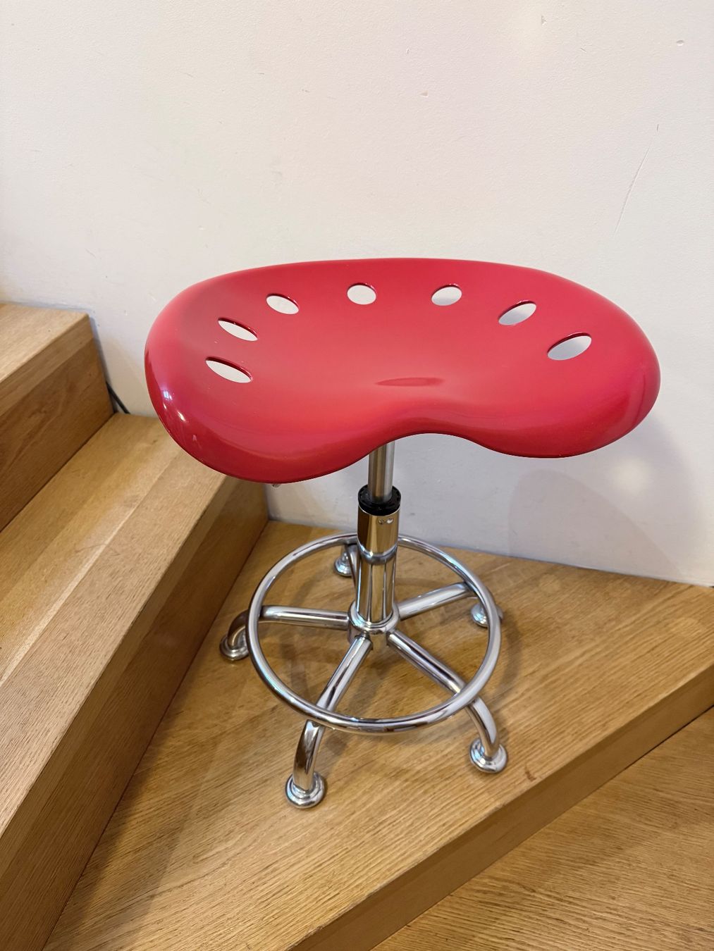 Sgabelli: Roter Hocker im Traktor Design - höhenverstellbar – Usato da Baden venduto da JellyMonster 1