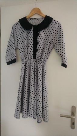 Getupftes Vintage-Rockabilly-Kleid
