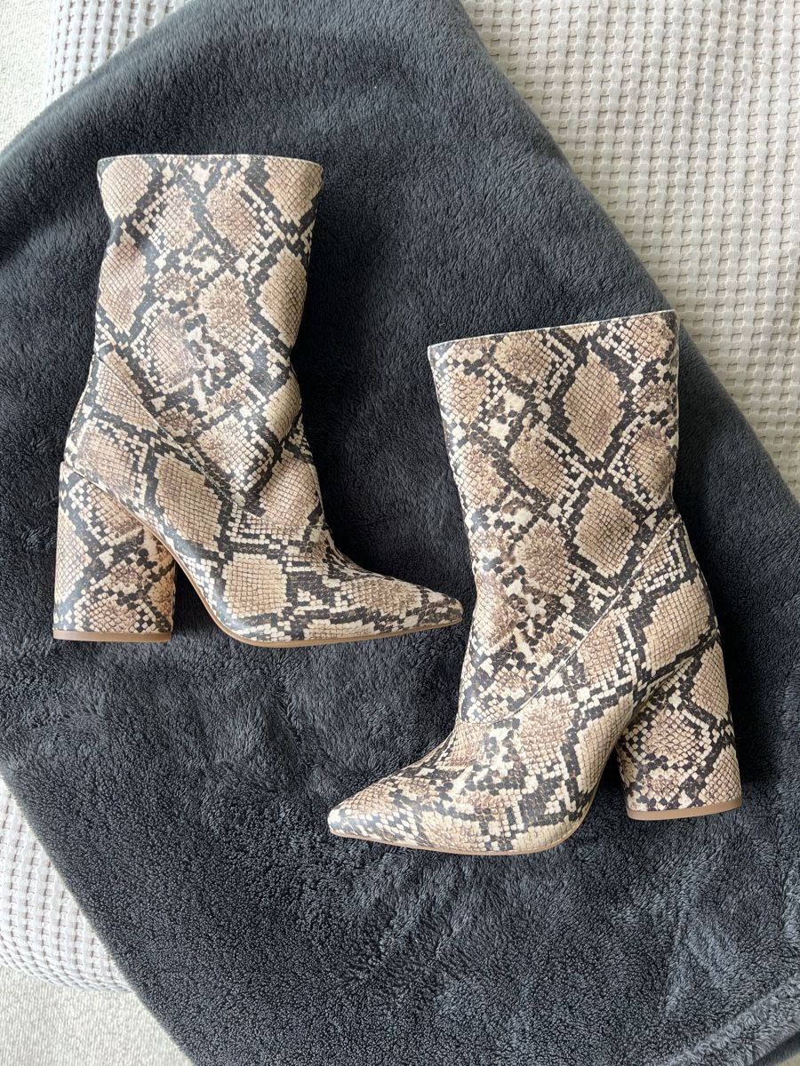 Scarpe da donna: Stiefeletten Schlangenmuster Blockabsatz Grösse 39  – Usato da Zürich venduto da sop_xbd7