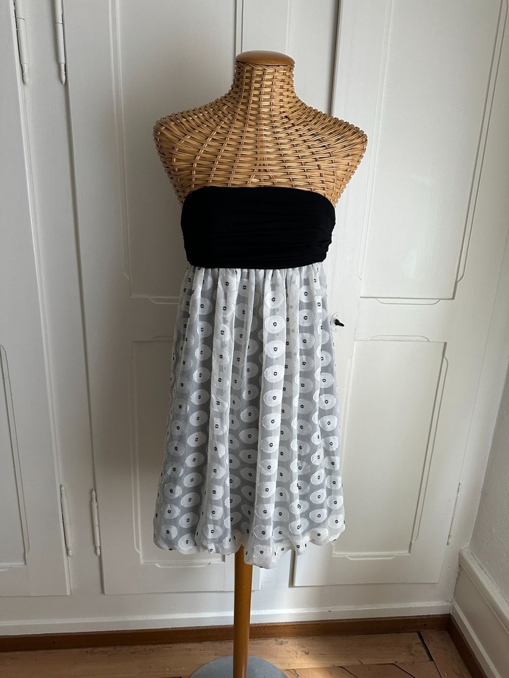 Zara Vestiti: ZARA - Bustier-Kleid schwarz-weiss XS – Usato da Zürich venduto da Diazaio