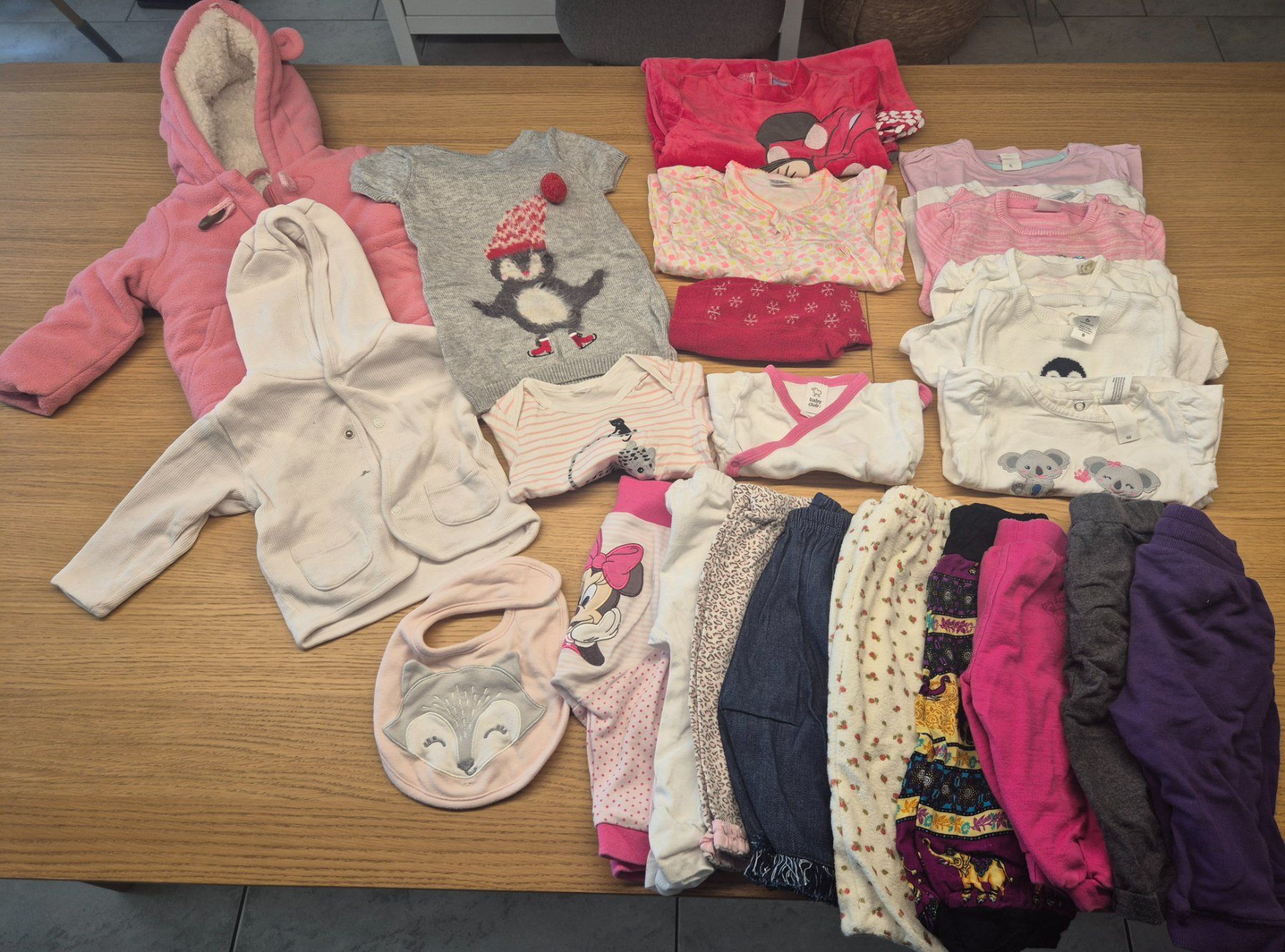 Lotti & Set di vestiti: Kleider Paket Mädchen 5, 24 Teile, Winter, Grösse 68 – Usato da Menzingen venduto da bostit69