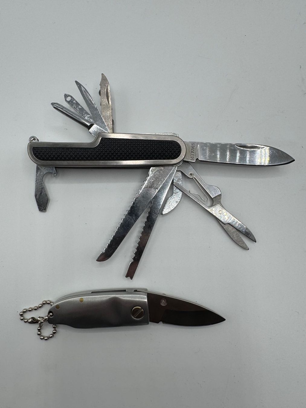 Taschenmesser: 2 Taschenmesser, rostfreier Stahl – Gebraucht aus Sachseln von BONATI01
