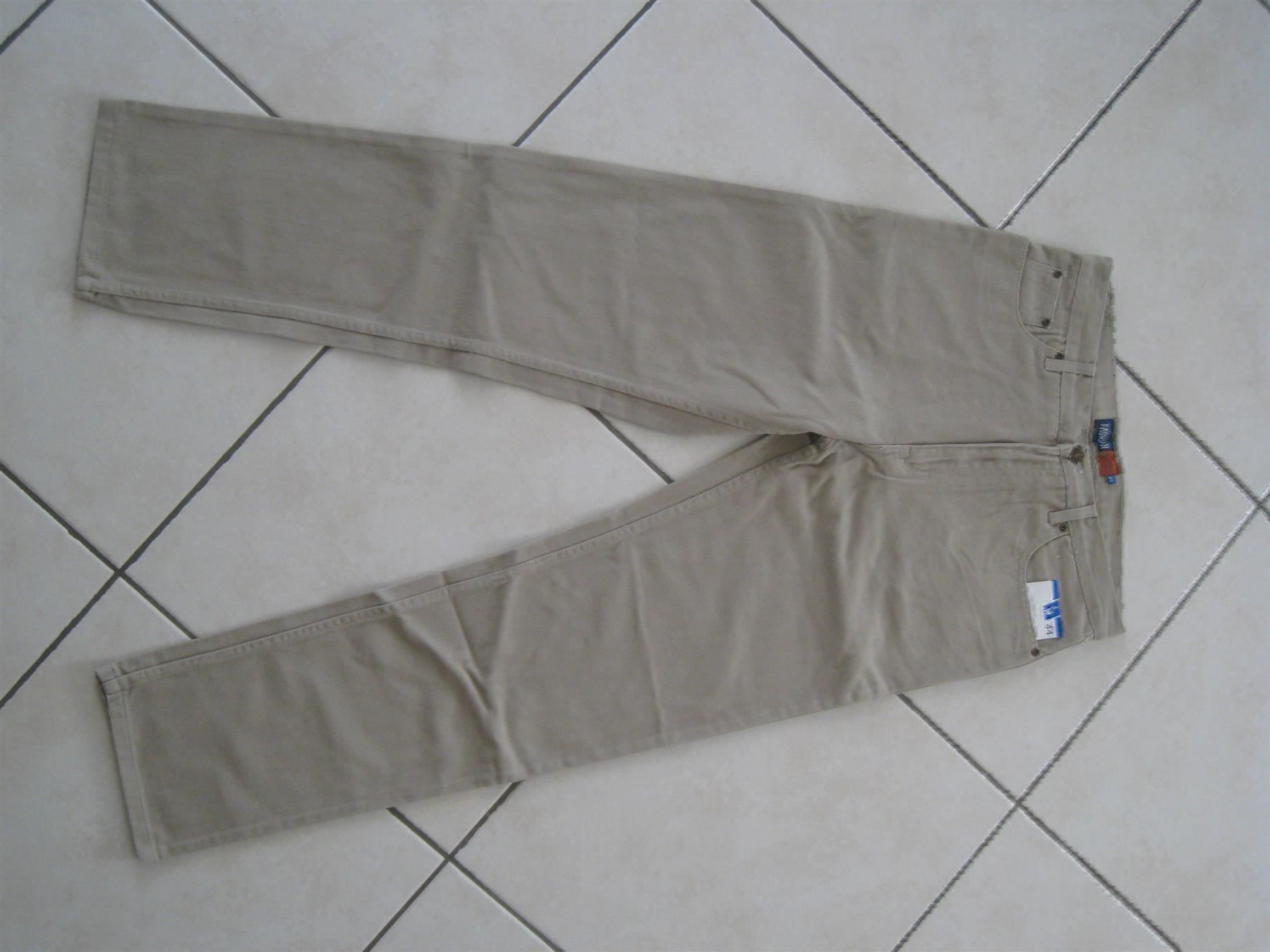 Jeans: ***** Jeans - T44 - Neu – Nuovo e nell'imballaggio originale da Villaz-St-Pierre venduto da Ubid
