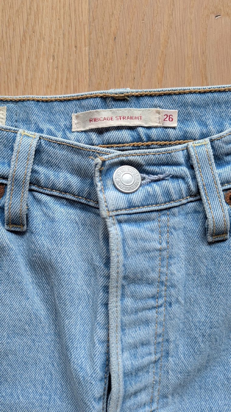 Levi's Jeans: Levi's Jeans - Ribcage Straight – Nuovo (secondo la descrizione) da Zürich venduto da nadiialivia 1