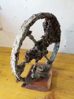 Rostiges Rad Metallskulptur auf Holzsockel