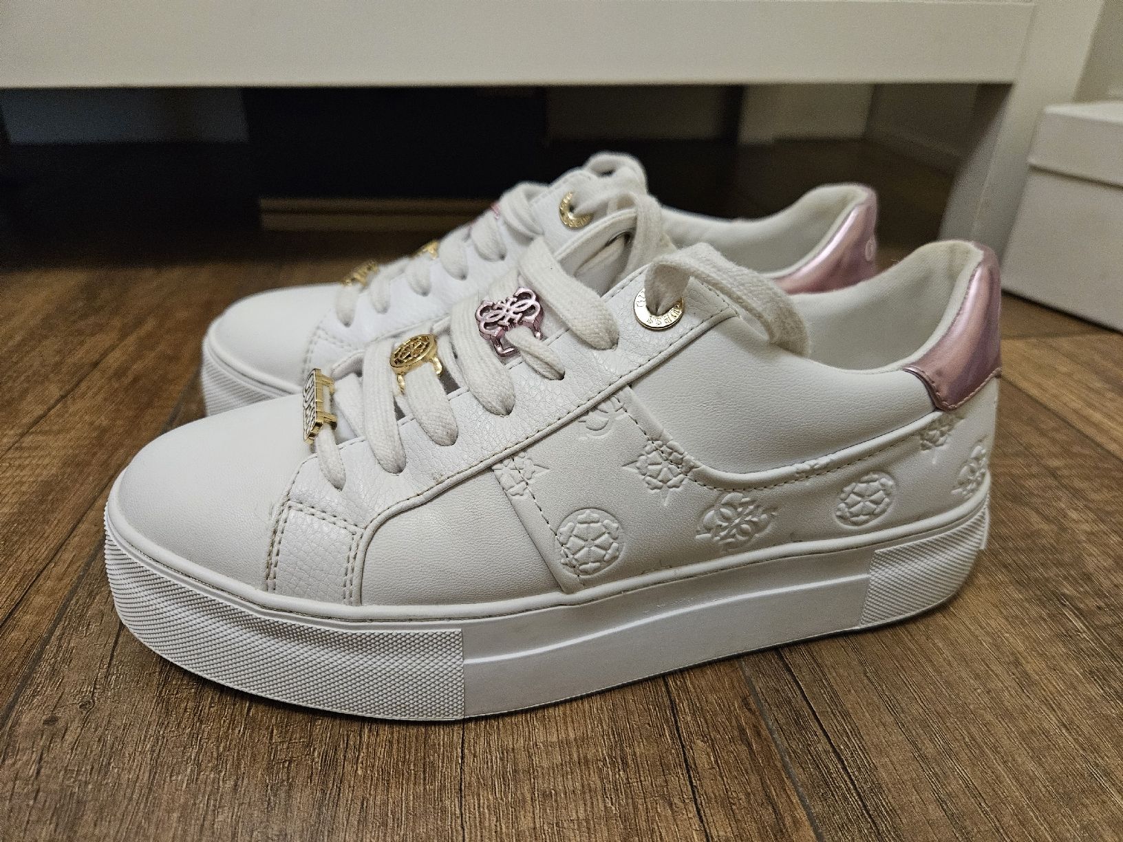 Guess Scarpe da donna: Guess Platform Sneaker Gr. 37 – Usato da Winterthur venduto da Kupre