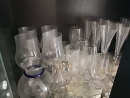50 x Gläser Weinglas Glas Design Gläser unbenutzt in Vitrine