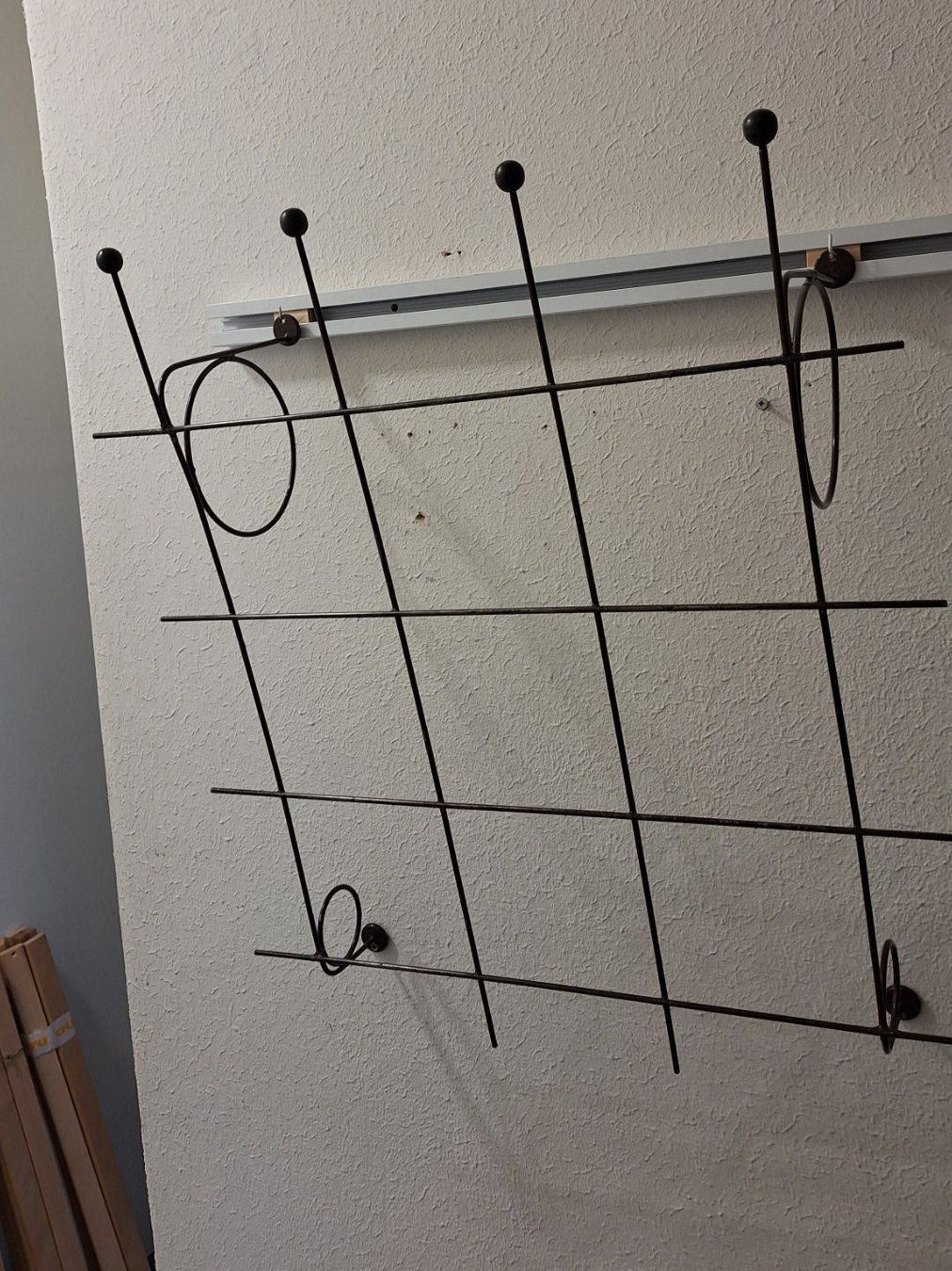 String Garderobe: Mid century -String-Wand-Garderobe  ,Metall minimalistisch – Gebraucht aus Arlesheim von shopradl 4