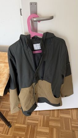Zara Übergangsjacke mit Kapuze in Khaki/Schwarz, Grösse 152