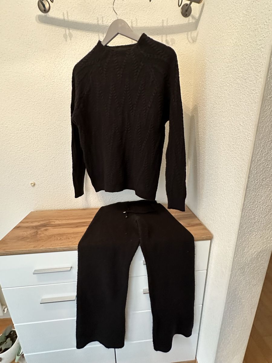 Completi & Tailleur: Strickanzug schwarz in Gr. 36 – Usato da Weinfelden venduto da Kud