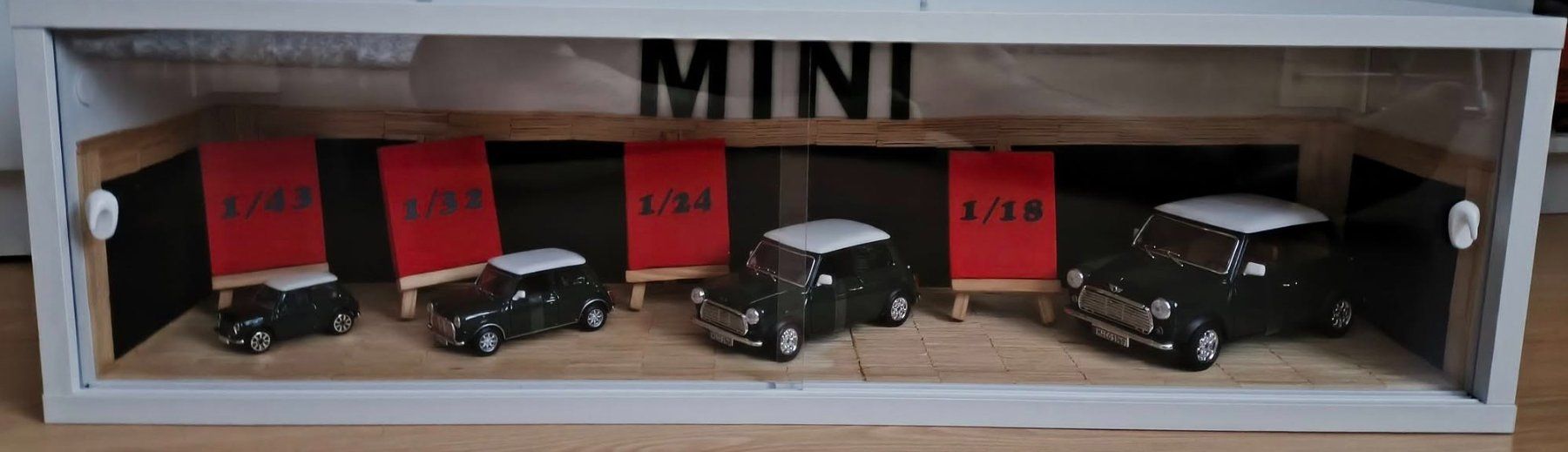Vetrine: Original Vitrine mit 4x Mini Bburago – Usato da Wassen UR venduto da EngDinis