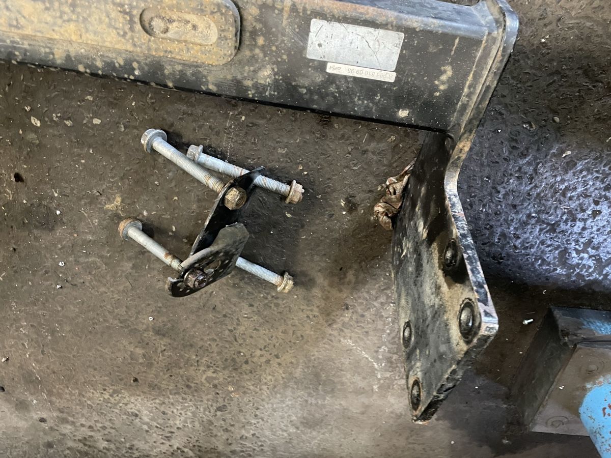 Mercedes-Benz Tutti i ricambio: Mercedes Sprinter Anhängerkupplung – Usato da uetendorf venduto da Stahr 3