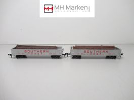 Rivarossi 2x 12245 offene US-Güterwagen mit Holzladung DC H0