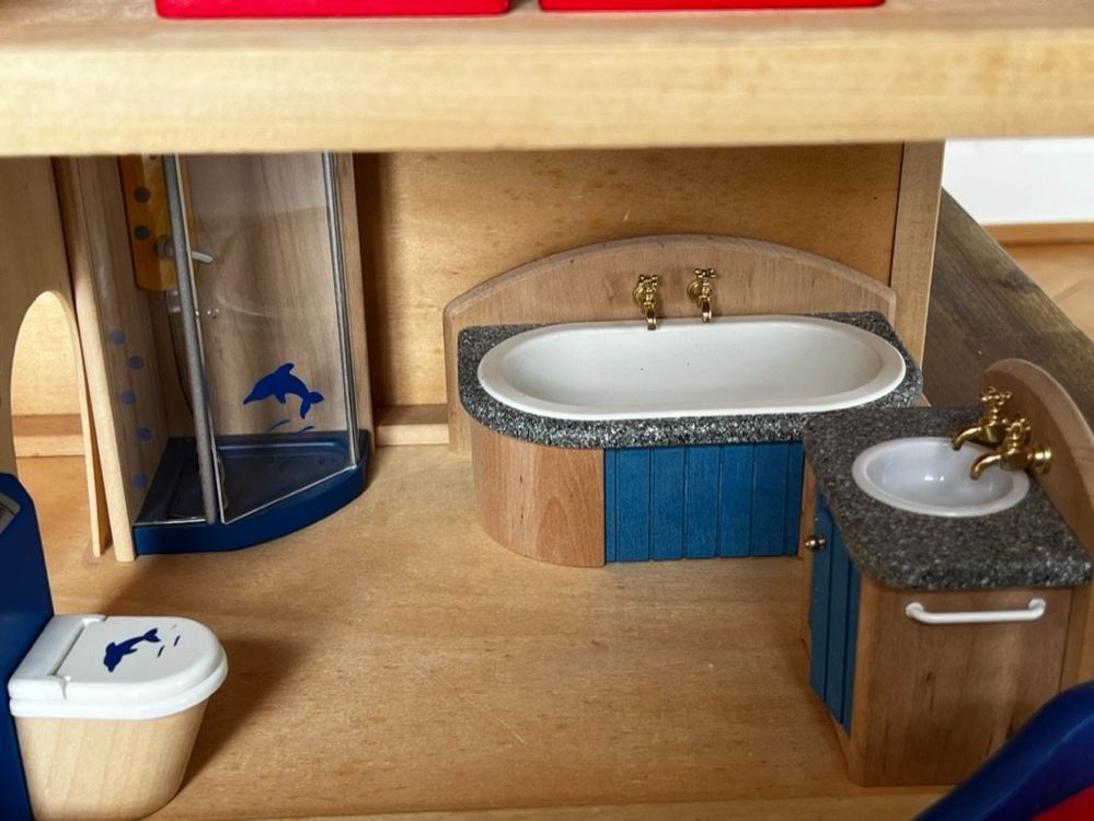 Grosses Puppenhaus aus Holz mit Möbel und Puppen Kaufen auf Ricardo