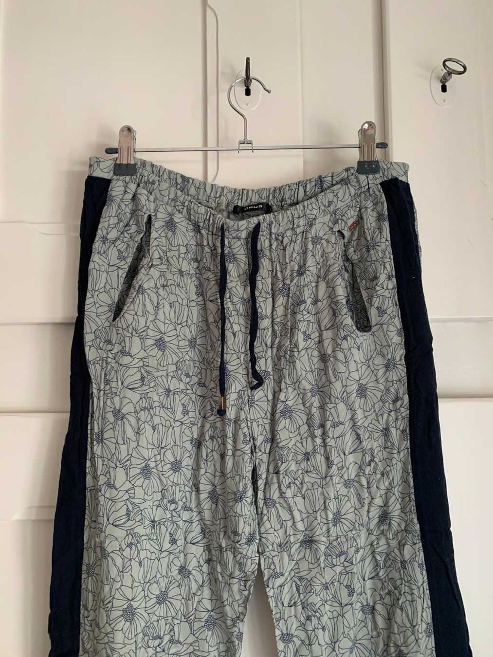 Opus Hosen: OPUS - Hose khaki geblümt locker 34 – Gebraucht aus Zürich von Diazaio 1