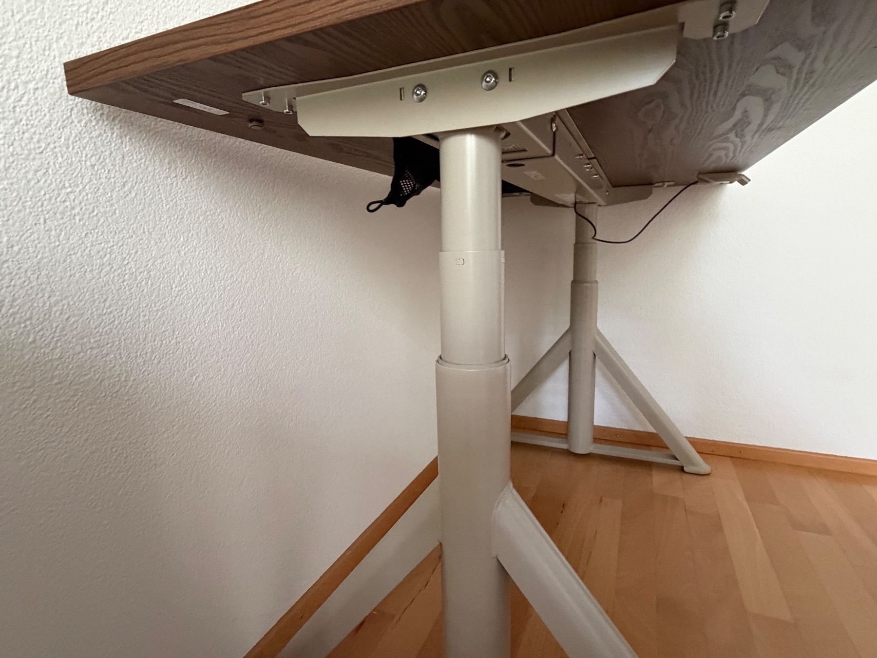 Ikea Scrivanie: Verstellbarer Bürotisch – Usato da Hinwil venduto da MacTavish88 2