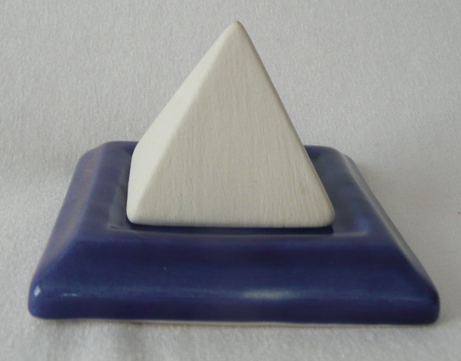 Diffusori di oli essenziali: Duftkeramik - Pyramide mit Untersetzer blau – Nuovo e nell'imballaggio originale da Mauren venduto da Yeelen