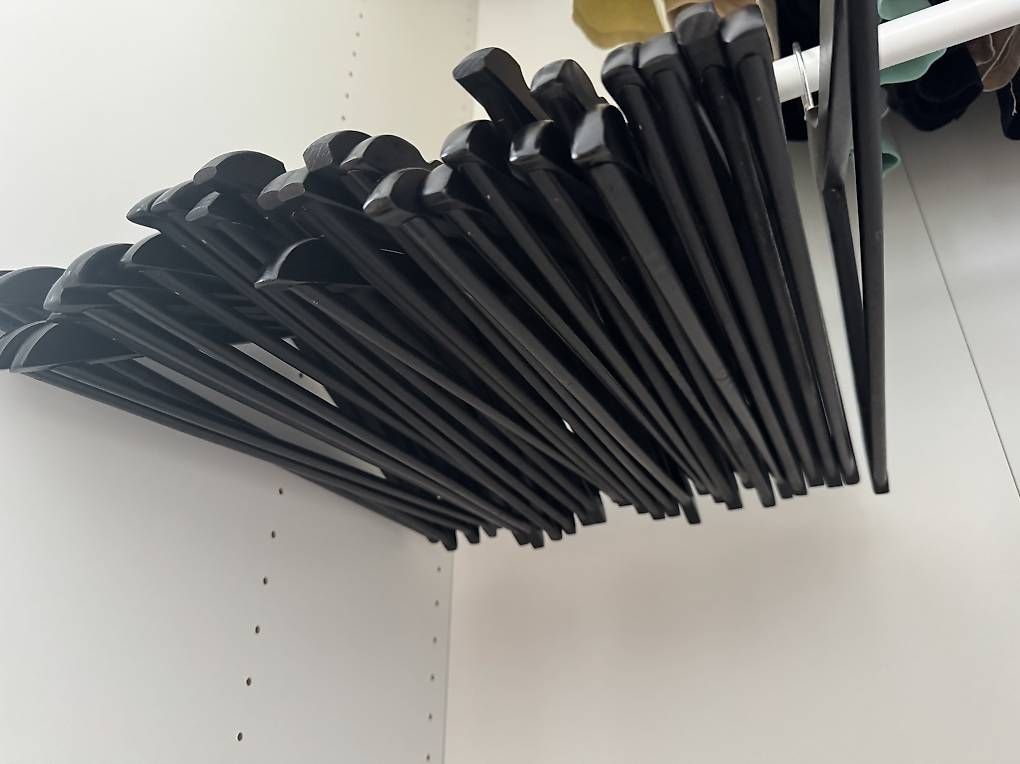 Ikea Kleiderbügel: Kleiderbügel schwarz 30Stück – Gebraucht aus Oberbüren von dijbdn 4