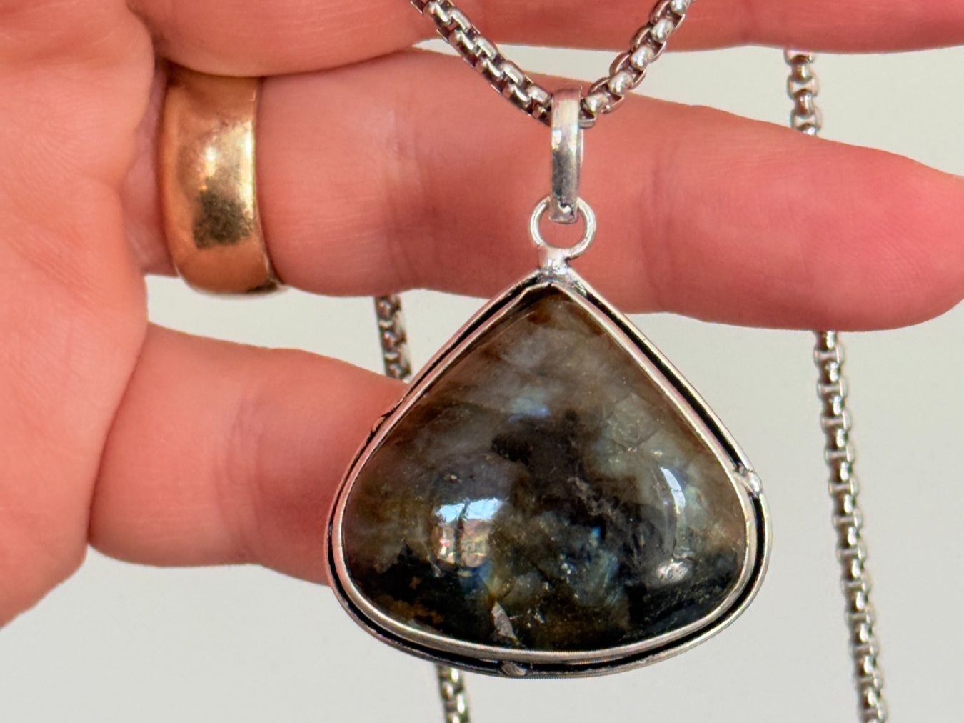 Ketten: Collier avec Labradorite – Neu und originalverpackt aus Genève von AWWA