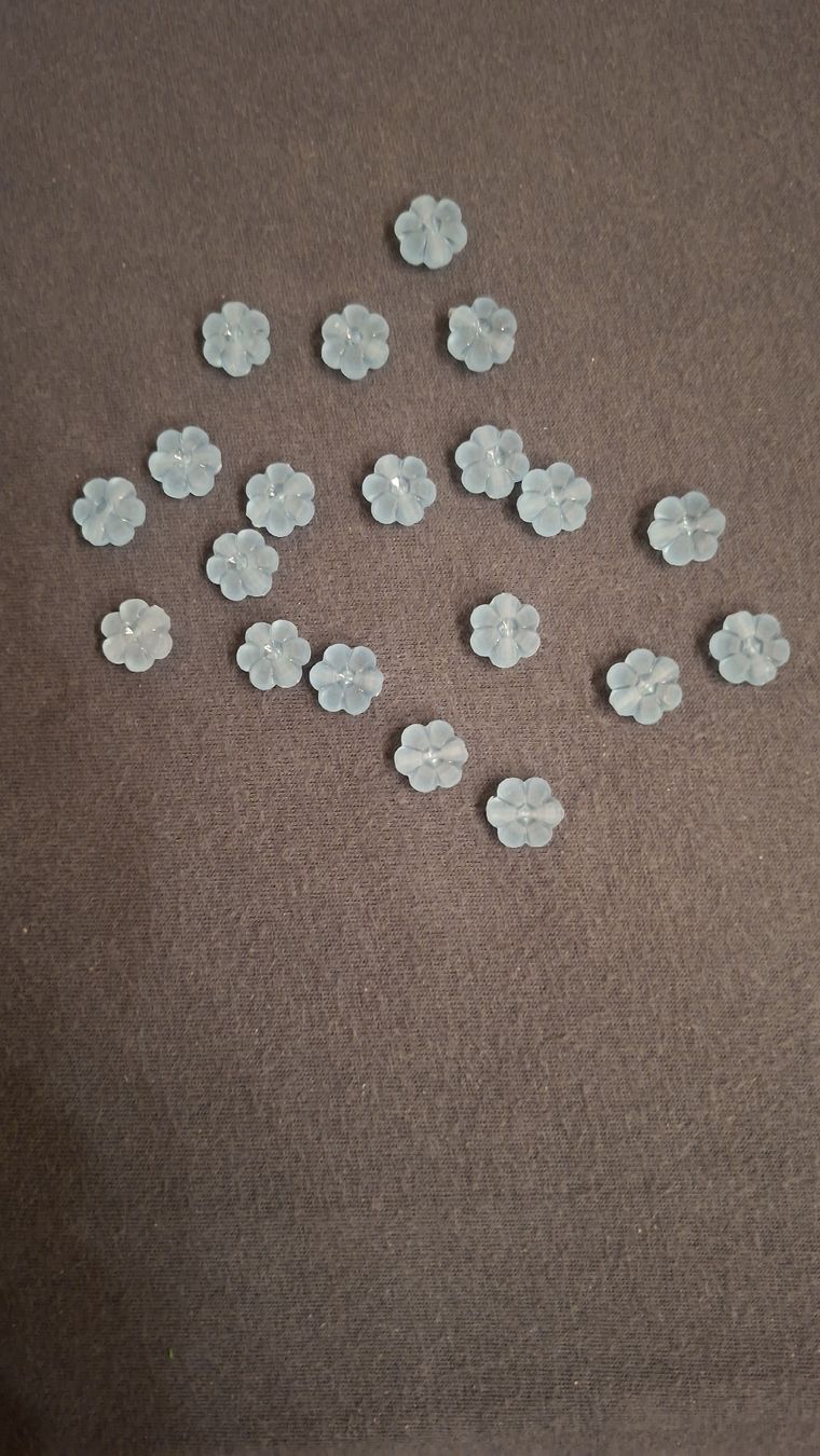 Knöpfe: 20 Blümchenknöpfe, Durchmesser ca. 1 cm – Neu (gemäss Beschreibung) aus Sargans von blauberg